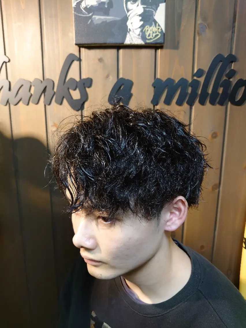 パーマ メンズ メンズパーマ ツイストスパイラルパーマ スパイラルパーマ カット 岡林 選のヘアスタイル