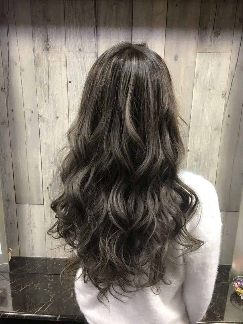 ロング カラー ハイライトカラー ハイライト カット ヘアカラー トリートメント Tee’s ケアブリ ーチ ハイライトのヘアスタイル