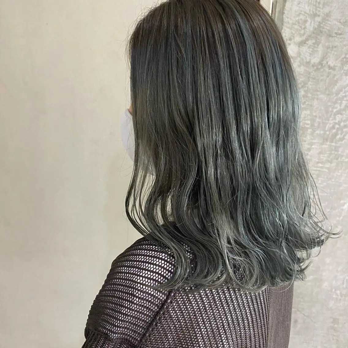 ミディアム カラー ブリーチ グレージュ オリーブグレージュ オリーブグレー 清村 和音のヘアスタイル