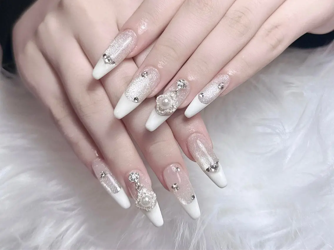 ネイル チークネイル フレンチネイル グラデーション マグネットネイル ミラーネイル ハンドネイル hue nail1のネイルデザイン