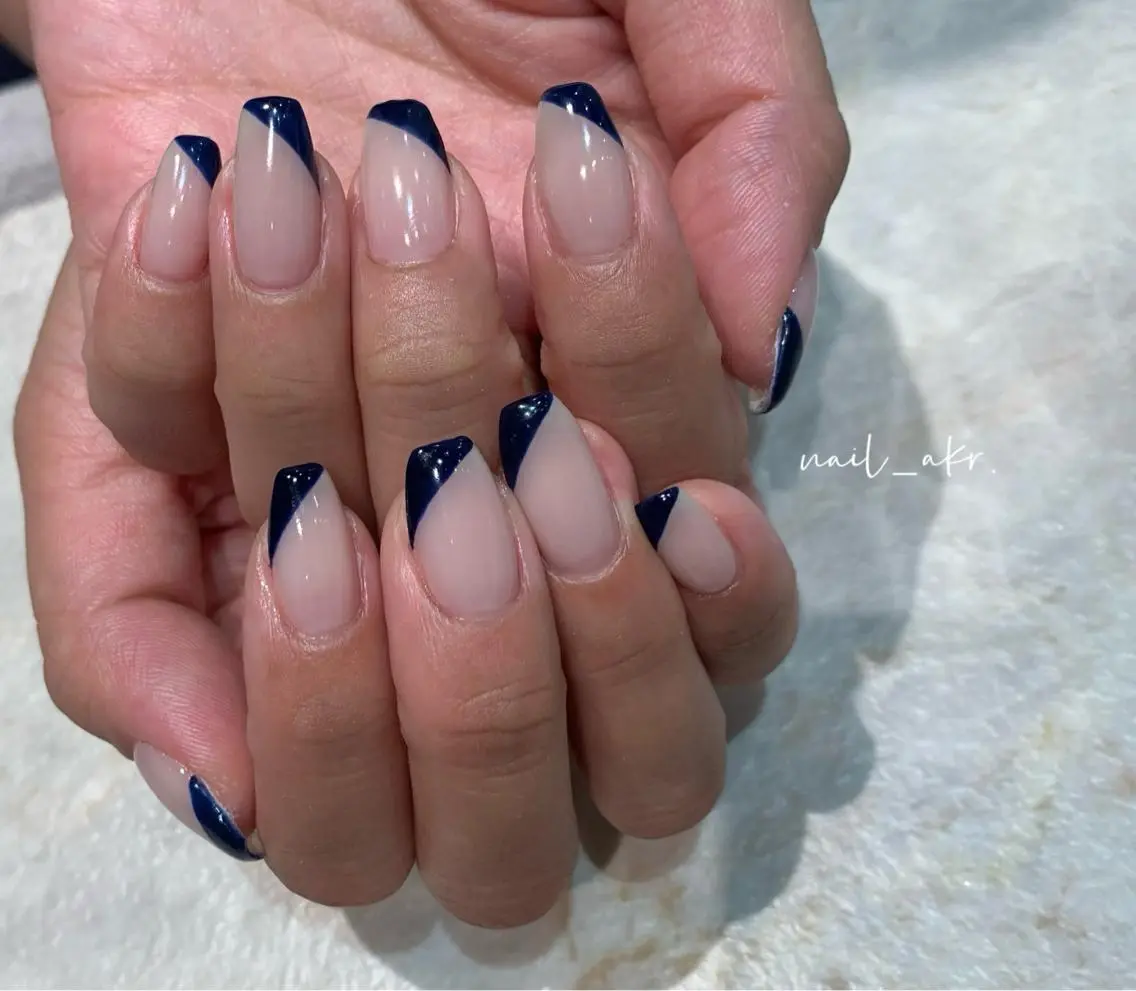 ネイル フレンチネイル ネイビー 斜めフレンチ nailAVANCE akariのネイルデザイン