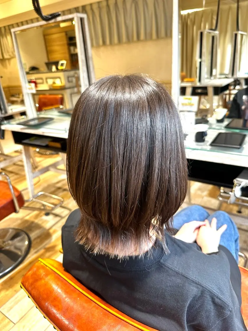 ミディアム カット 岡本 葵のヘアスタイル