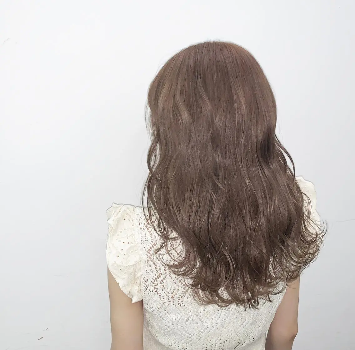セミロング カラー ブリーチ グレージュ ミルクティーグレージュ ブリーチソムリエ認定 梅田茶屋町Eir辻のヘアスタイル