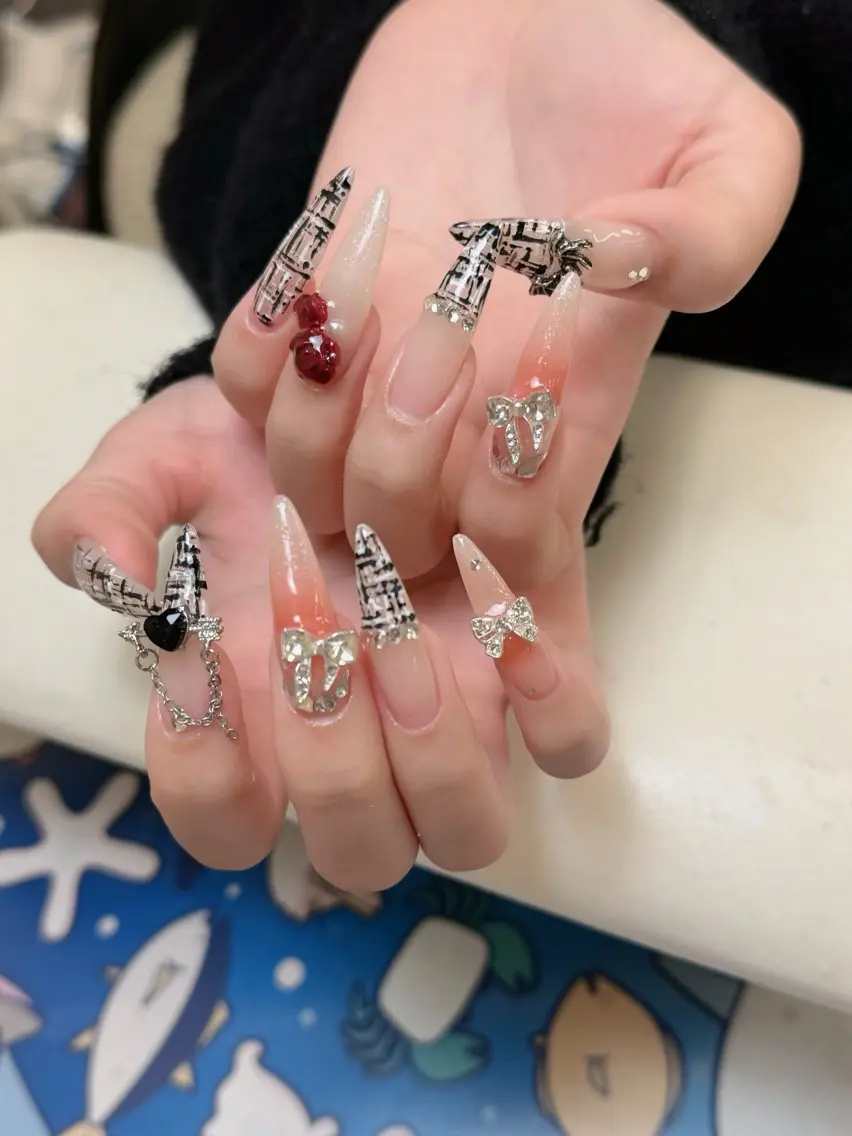 ネイル フレンチネイル ジェルネイル ガラスフレンチ ハロウィン ハート ハンドネイル H.baby Nail Salonのネイルデザイン