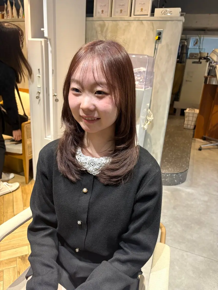 ミディアム ラベンダーベージュ レイヤーカット カット ヘアカラー 相宮 優羽のヘアスタイル