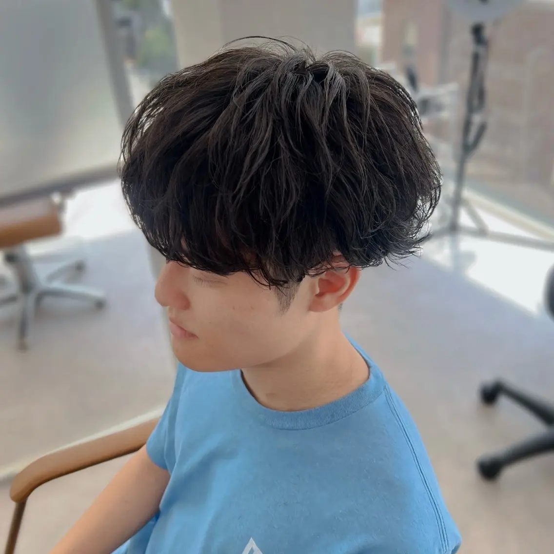 ミディアム パーマ メンズ ミディアムパーマ メンズパーマ フェザー/ゆるふわ パーマ/鐘ヶ江 航青のヘアスタイル