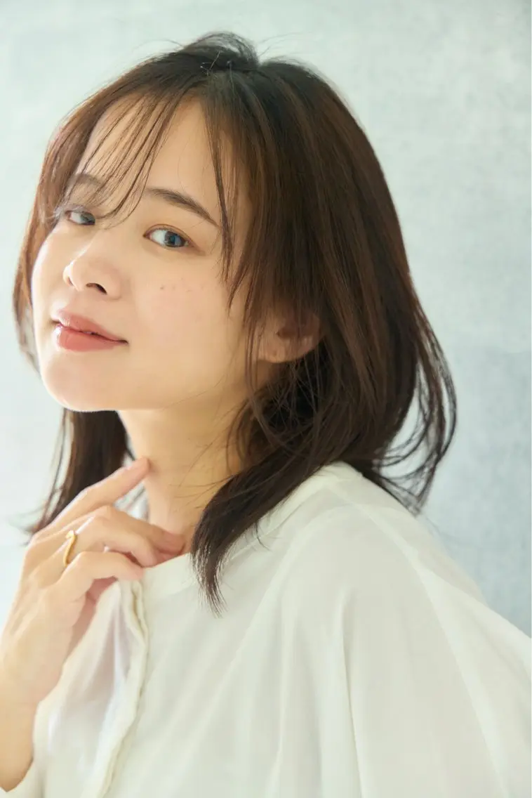ミディアム シモウラ アオイのヘアスタイル