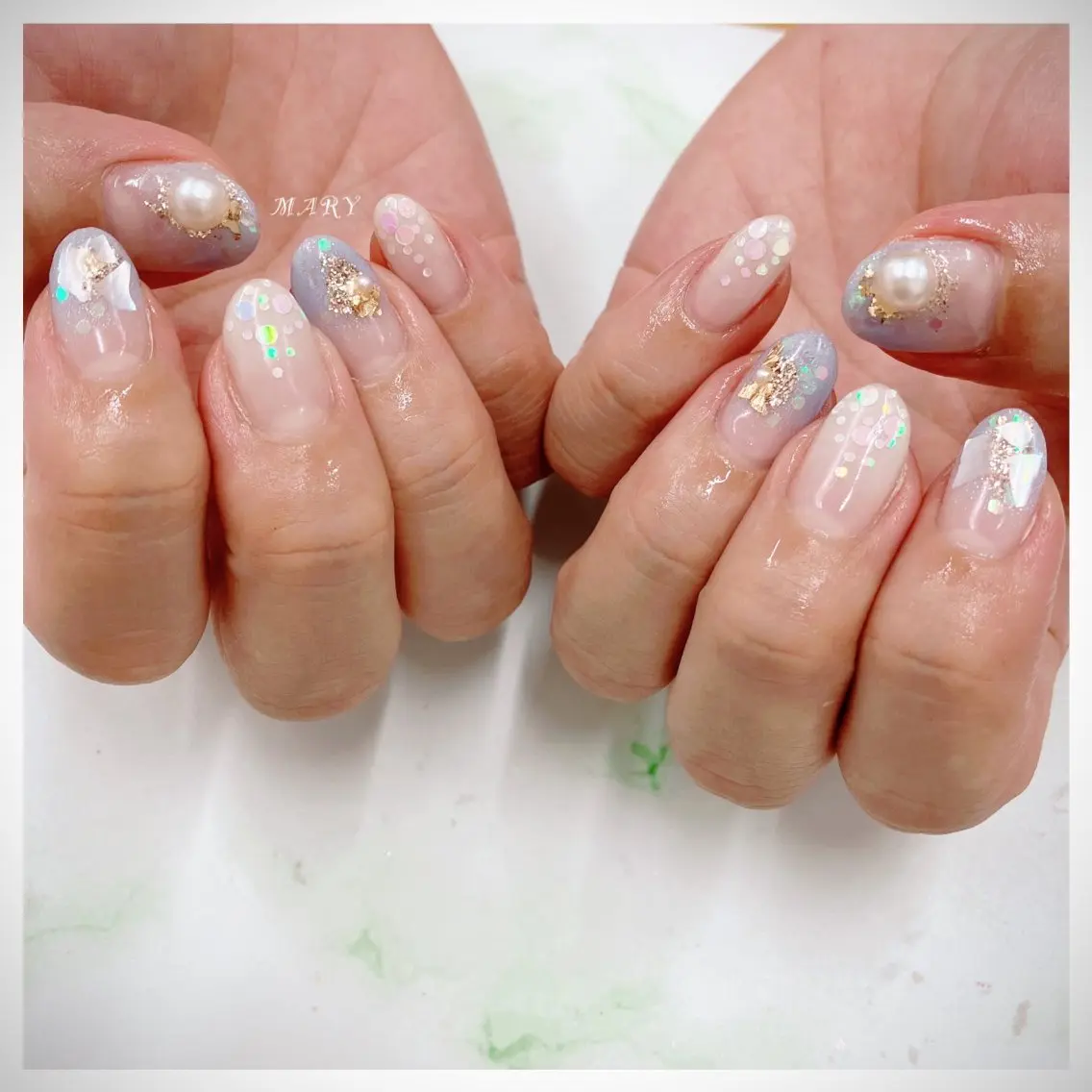 ネイル グラデーション 水色 ニュアンスネイル ホワイト ハンドネイル Mary nail .narumiのネイルデザイン