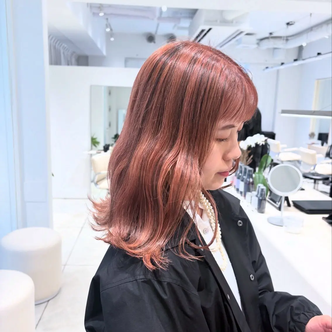ミディアム カラー ベージュカラー ブラウンカラー デザインカラー ハイトーンカラー ピンクカラー ヘアカラー トリートメント ヘッドスパ ヘアセット カジュアルを女っぽく 𝗮𝘆𝗮𝗰𝗼のヘアスタイル