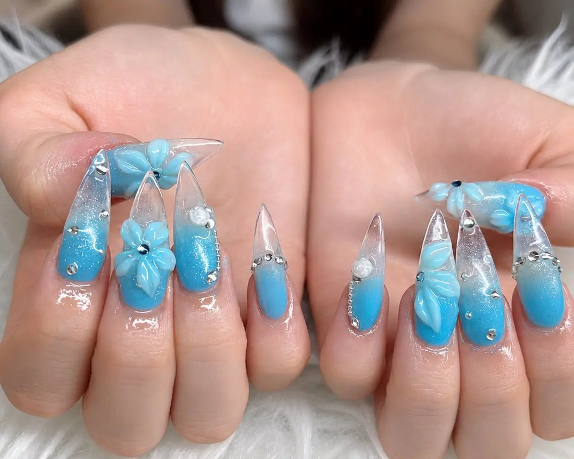 ネイル ブルー チークネイル フレンチネイル ハート ホログラムネイル ハンドネイル nail mayのネイルデザイン