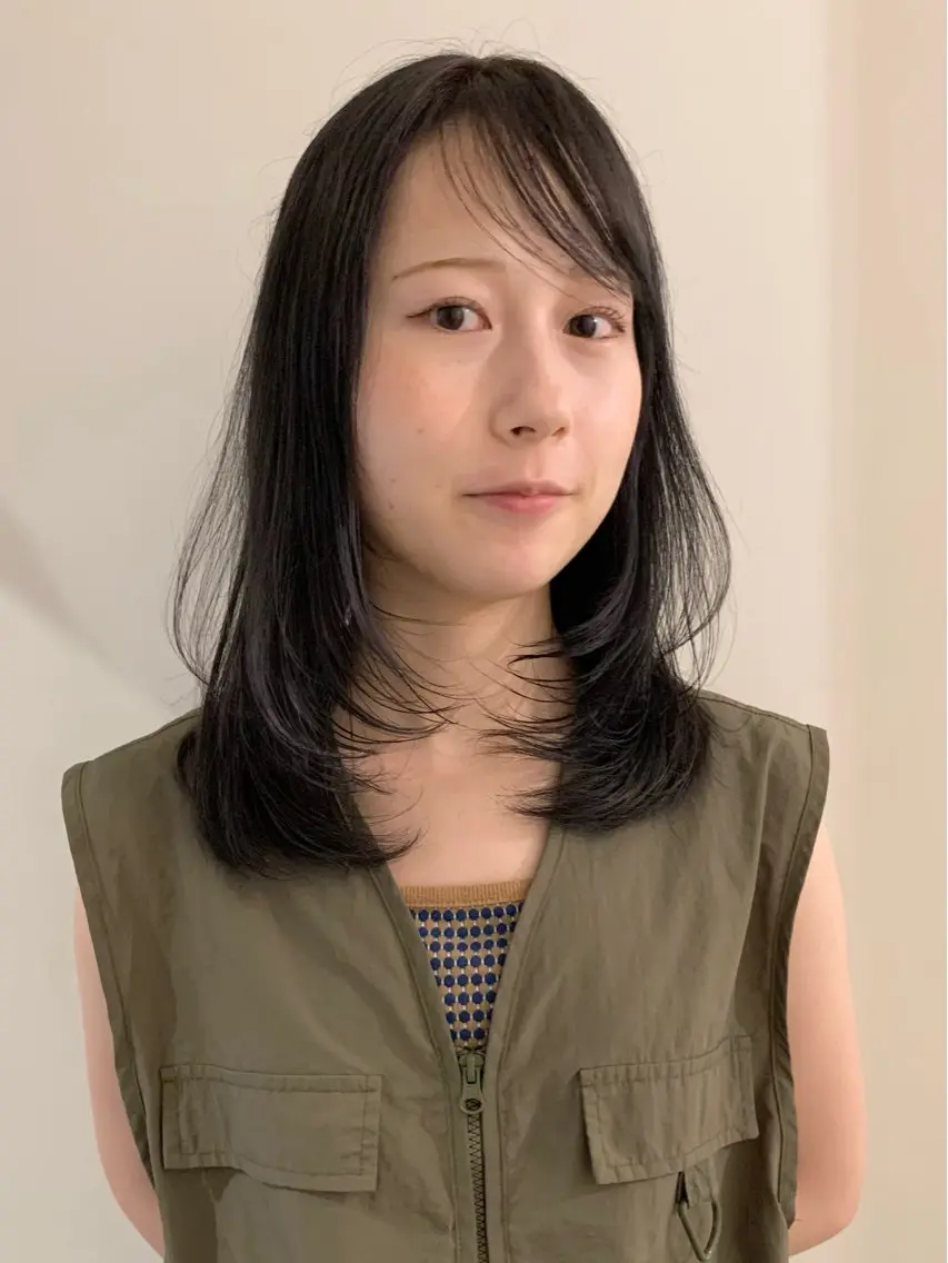 ミディアム カラー 透明感カラー グレージュ レイヤーカット カット ヘアカラー トリートメント 落合希 Olivebeigeのヘアスタイル