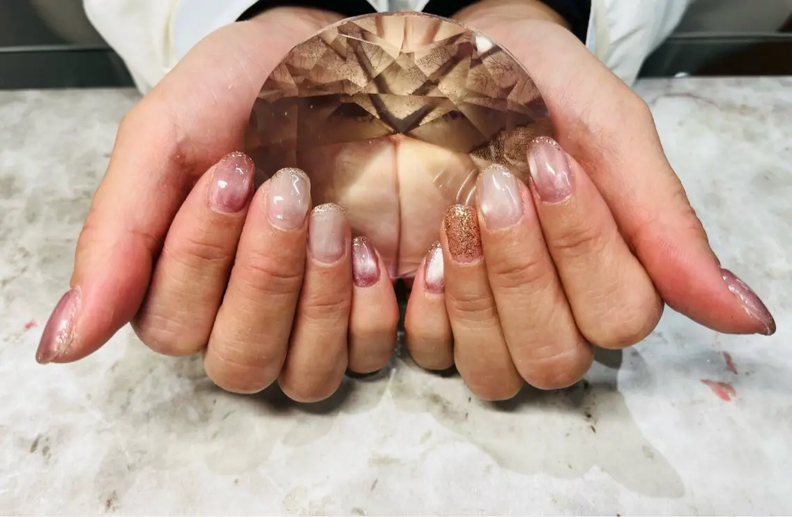 ネイル ラメ(グリッター) マグネットネイル オフィスネイル ピンク ホワイト Nail ecxia ／Reikaのネイルデザイン