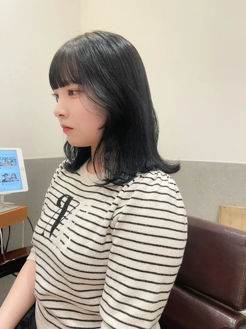 ミディアム カラー ヘアアレンジ ミディアムレイヤー 黒髪 ブルーカラー ブルーブラック ダークグレー 憧れの艶ハイトーンへ 🌙サイダサキのヘアスタイル