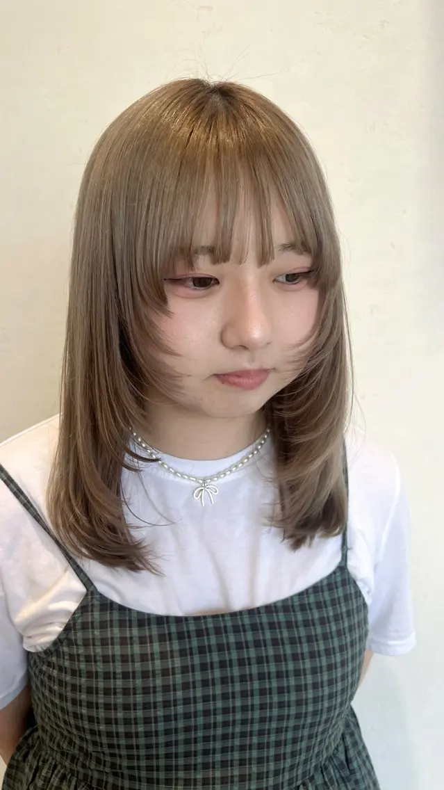 セミロング カラー グレージュ ハイレイヤー レイヤーカット 水田 芹七のヘアスタイル