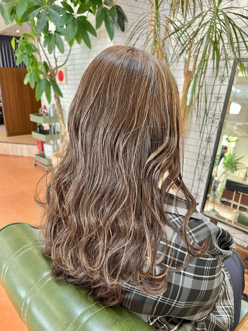 【ポイントハイライトカラー】ポイントハイライト(5枚以内)×全体カラー×ミルボントリートメント(ナノバブル込み)の写真