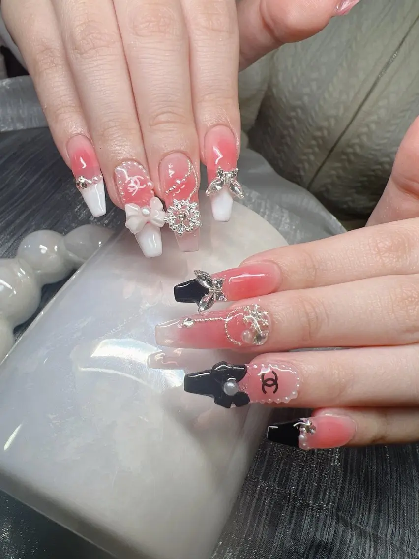 ネイル オーロラネイル チークネイル 長さ出し フットネイル フレンチネイル ハンドネイル Lee Nailsのネイルデザイン