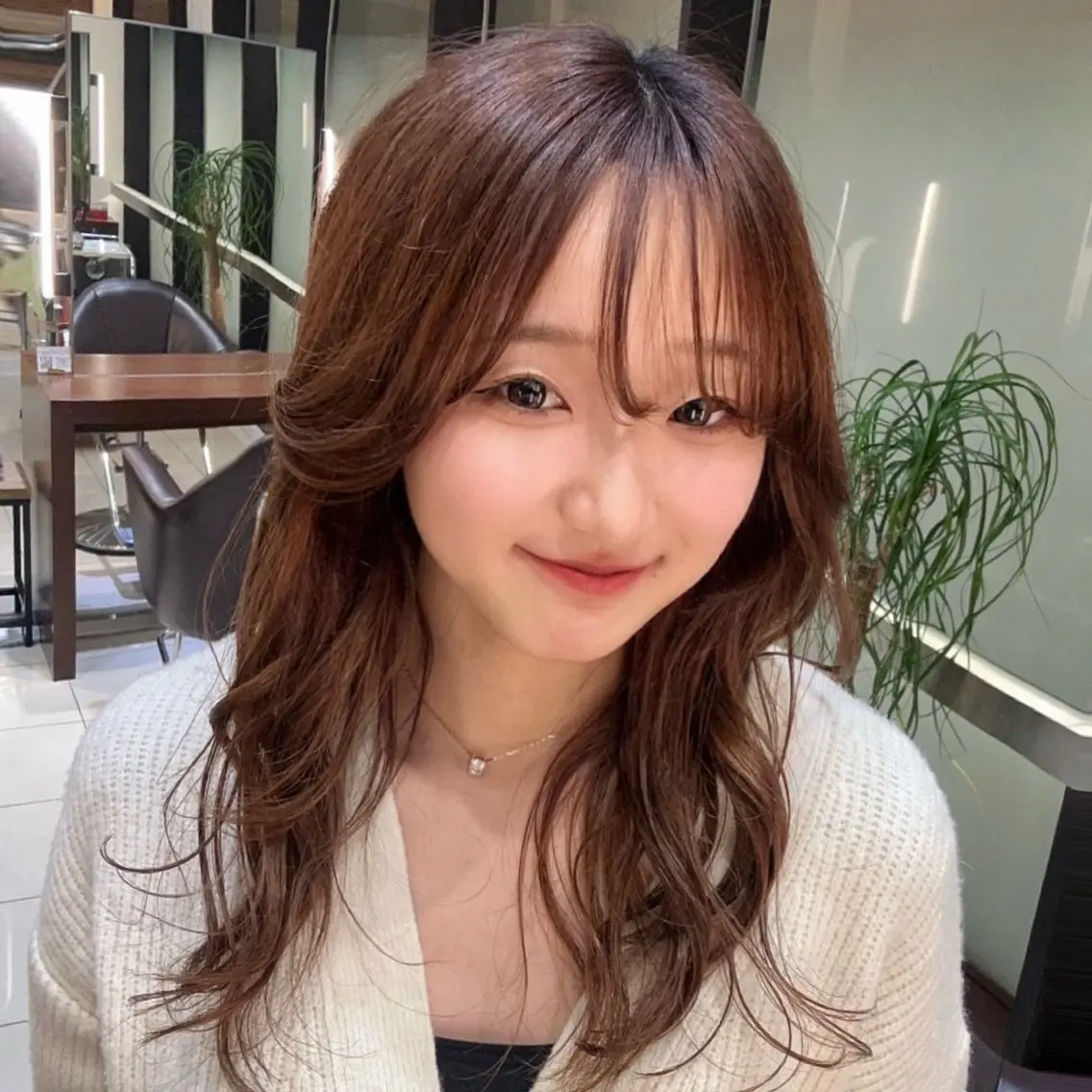 セミロング くびれヘア 顔周りカット 韓国風ヘア レイヤーカット WACHI AYATOのヘアスタイル