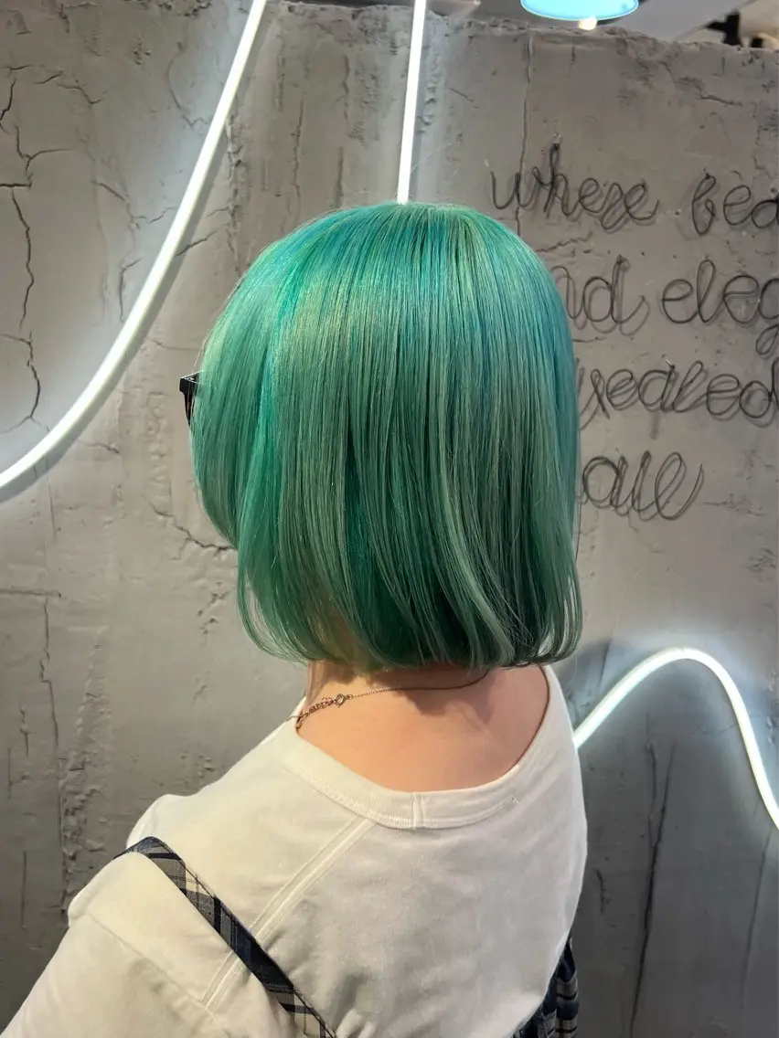 ショート カラー ブリーチ 透明感カラー デザインカラー エメラルドグリーン ハイトーンカラー カット ヘアカラー トリートメント いぐちしょうた🫧 VISAGEbaskのヘアスタイル