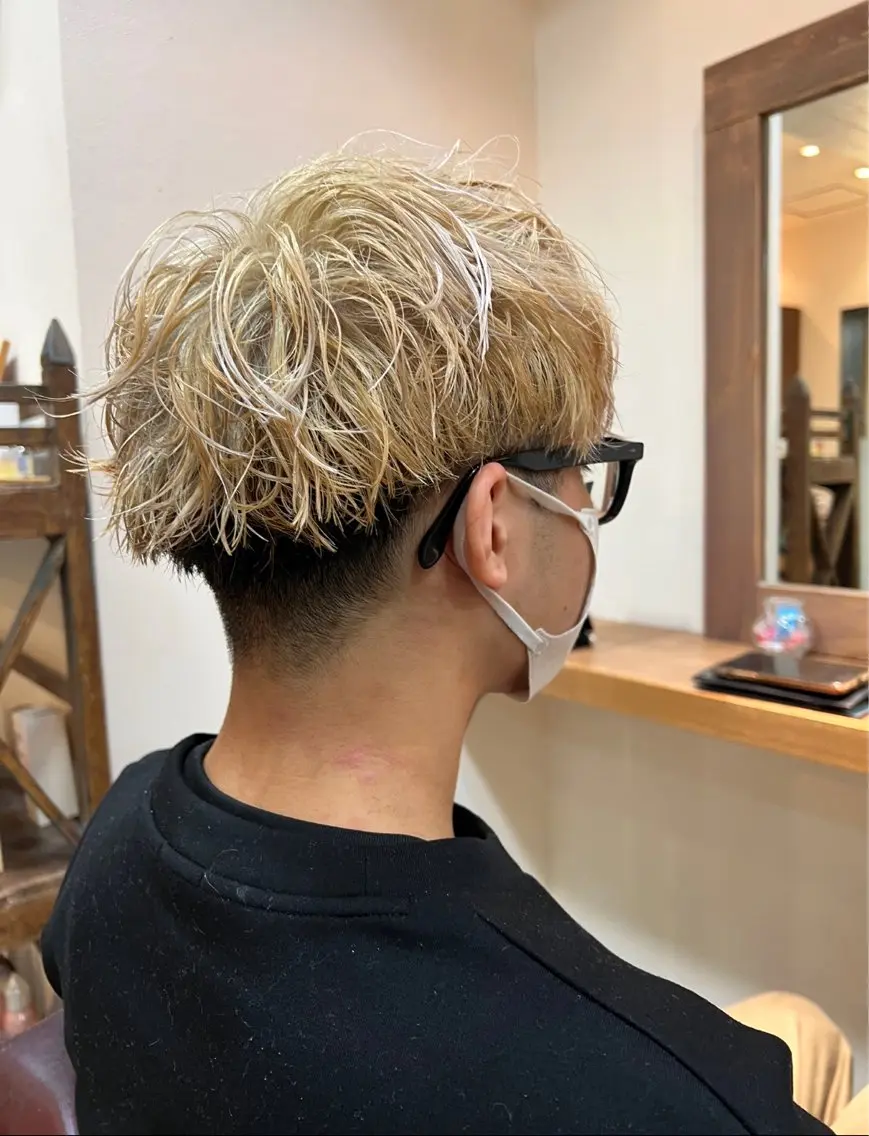 ショート カラー メンズ メンズブリーチ マッシュ ベージュカラー ブリーチ 透明感・艶感 小坂隼斗のヘアスタイル