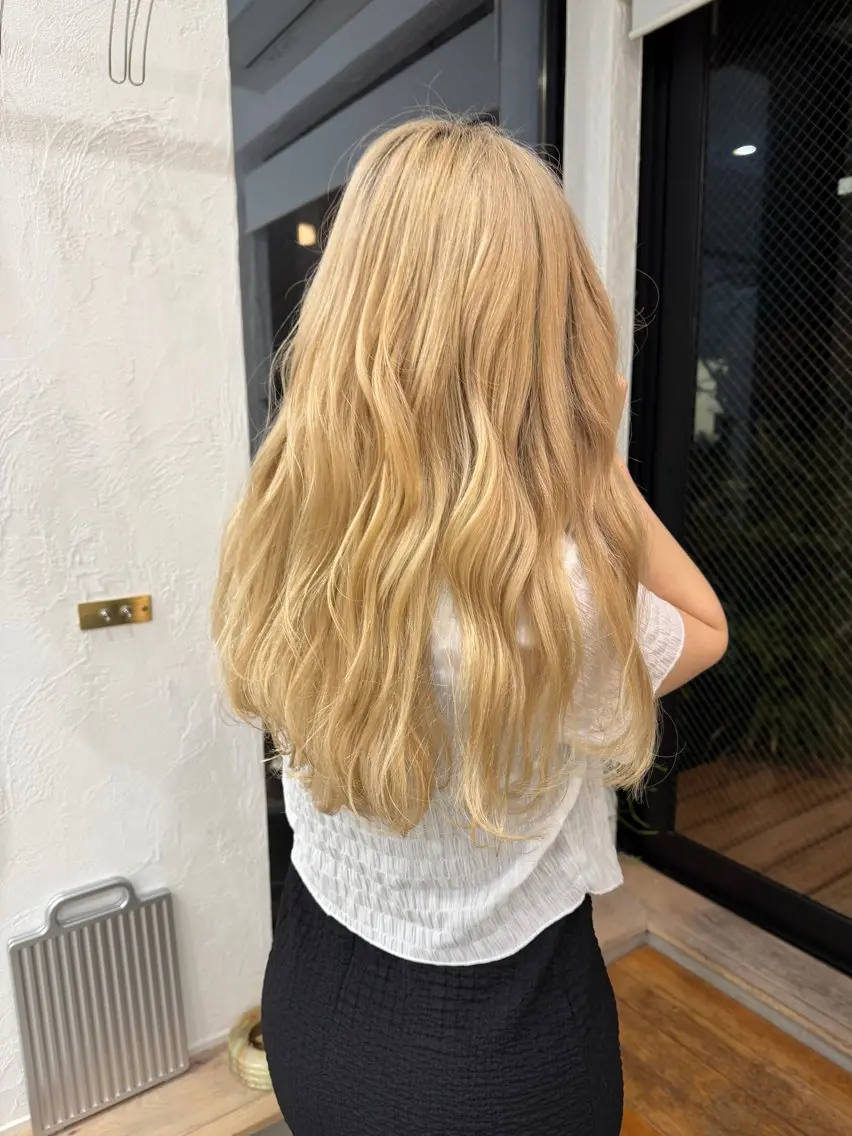 ロング mio/ 暖色カラーのヘアスタイル