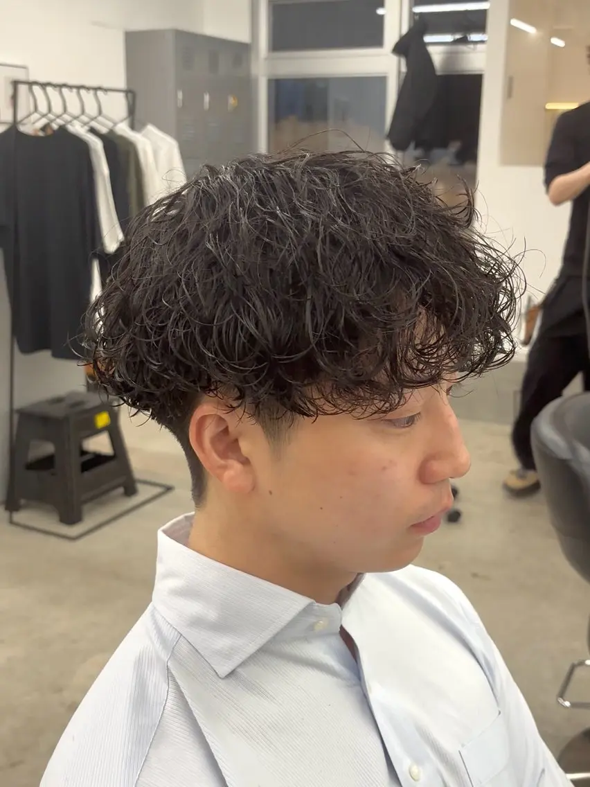 ショート パーマ メンズ メンズパーマ ツイストスパイラルパーマ 波巻きパーマ スパイラルパーマ カット パーマ なりたひろと / フェザーパーマのヘアスタイル