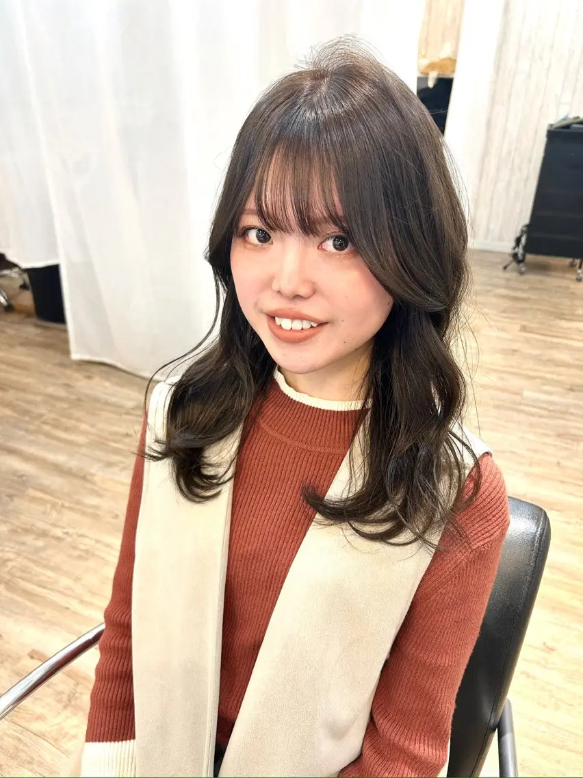 ミディアム カラー グレージュ オリーブグレージュ オリーブグレー イエローカラー レイヤーカット アキヒロ🔸 骨格診断/ショートのヘアスタイル