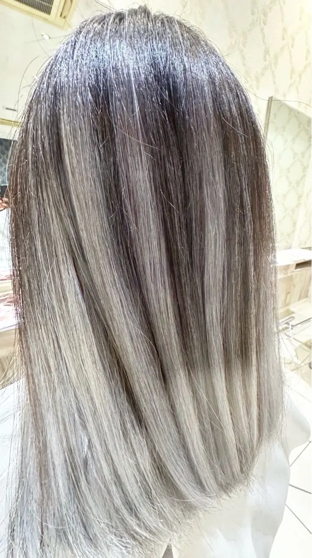 セミロング カラー バレイヤージュ レイヤーカット 永井 悠斗のヘアスタイル