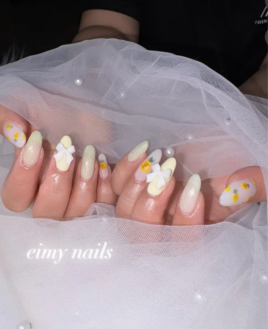 ネイル フラッシュネイル ラメ(グリッター) リボン ホワイト 黄色 ハンドネイル eimy nails♡のネイルデザイン