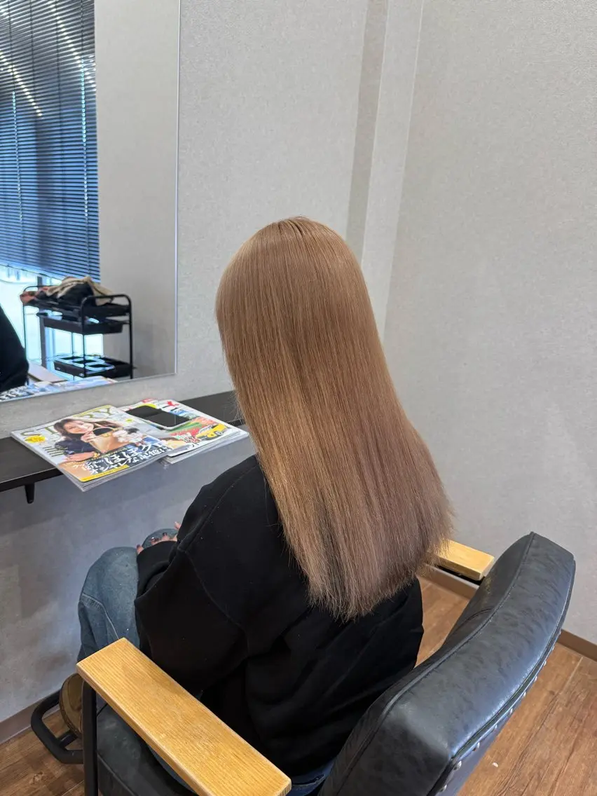 ロング カラー ベージュカラー ミルクティーベージュ カット ヘアカラー トリートメント 鵜飼 真伍のヘアスタイル