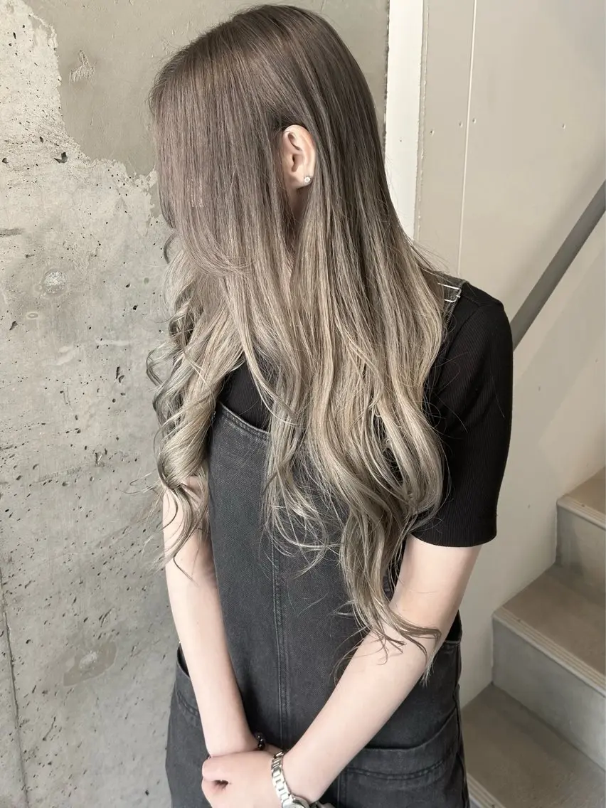 ロング カラー グレージュ シルバー シルバーグレージュ ヘアカラー トリートメント ウルフカット レイヤーカット上柿のヘアスタイル