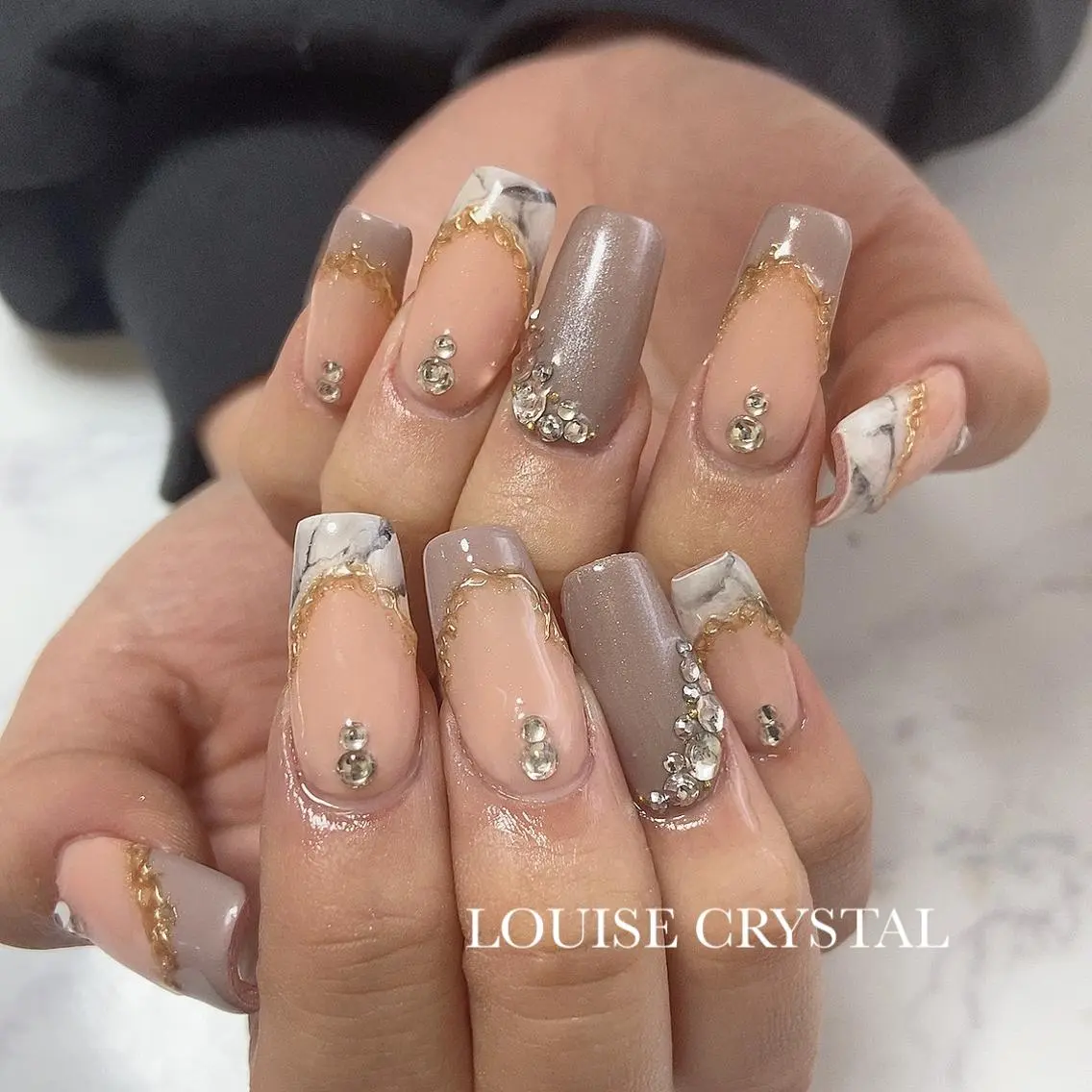 ネイル ハンドネイル LOUISE CRYSTALのネイルデザイン