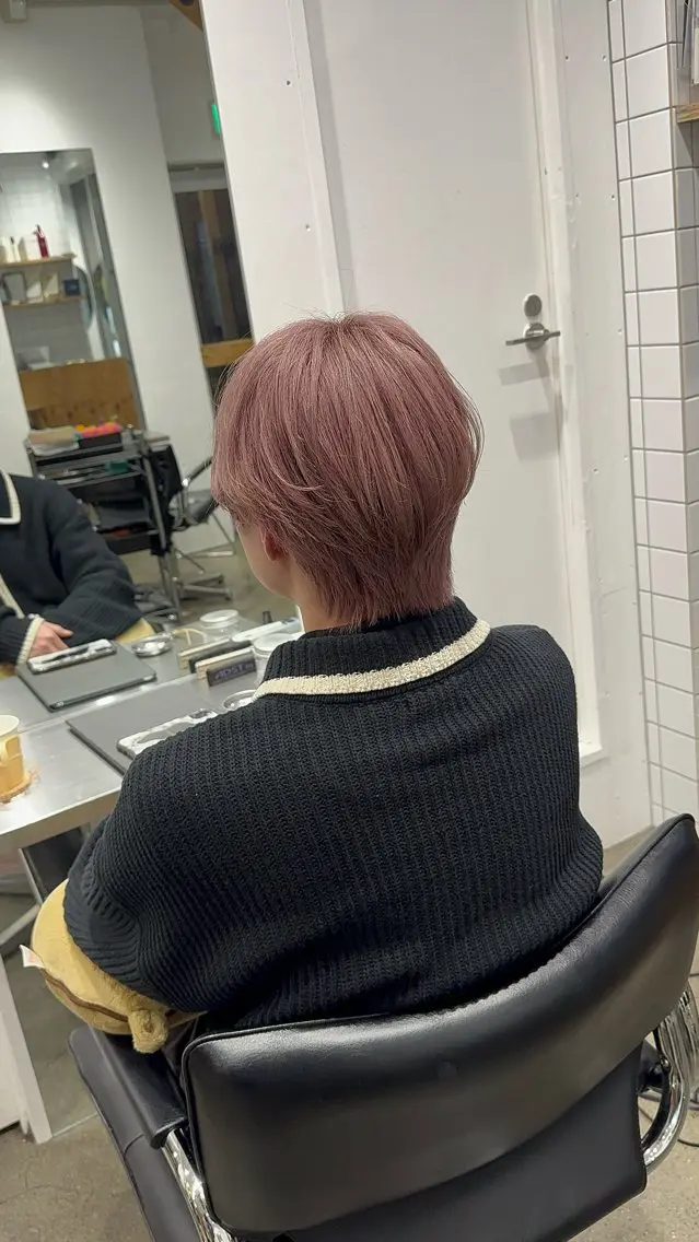 ショート カラー メンズ メンズブリーチ ベージュカラー ブリーチ ピンクカラー ピンクベージュ 新宿 似合わせカラー HINAのヘアスタイル