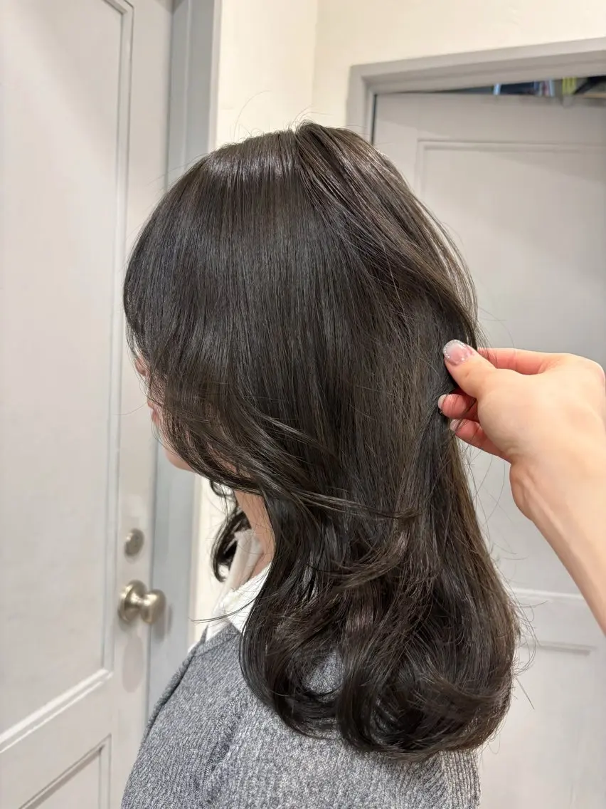 セミロング 盛れる透明感カラー・ momokaのヘアスタイル