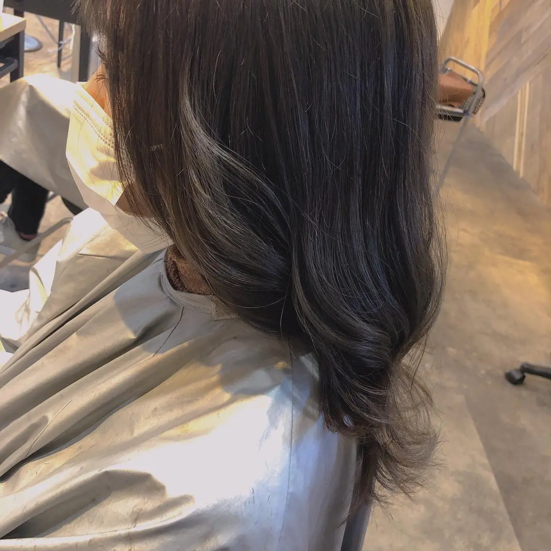 セミロング カラー ブリーチ イヤリングカラー ヘアカラー トリートメント トップスタイリスト 🧸中島梨穂🧸のヘアスタイル
