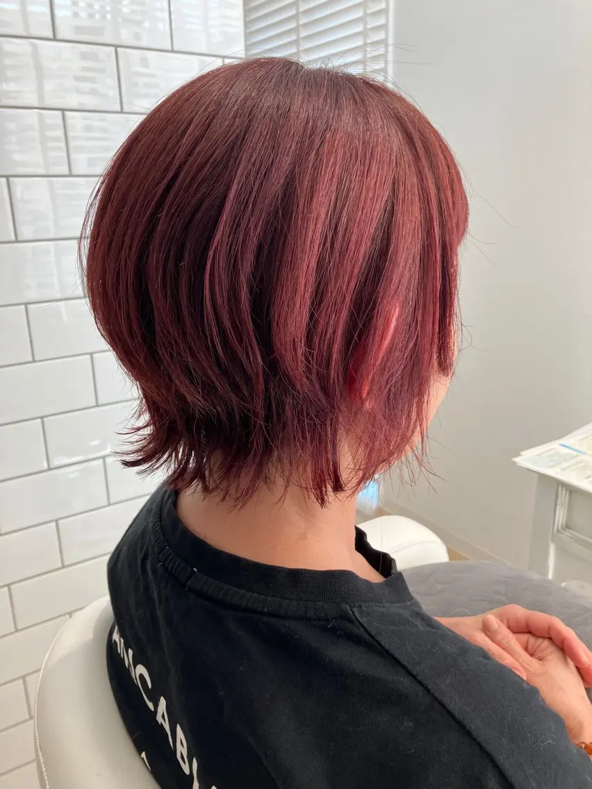 ショート カラー ヘアアレンジ ピンクカラー ショートヘア 外ハネヘア 🫧垢抜けヘア🫧 SHIORIのヘアスタイル