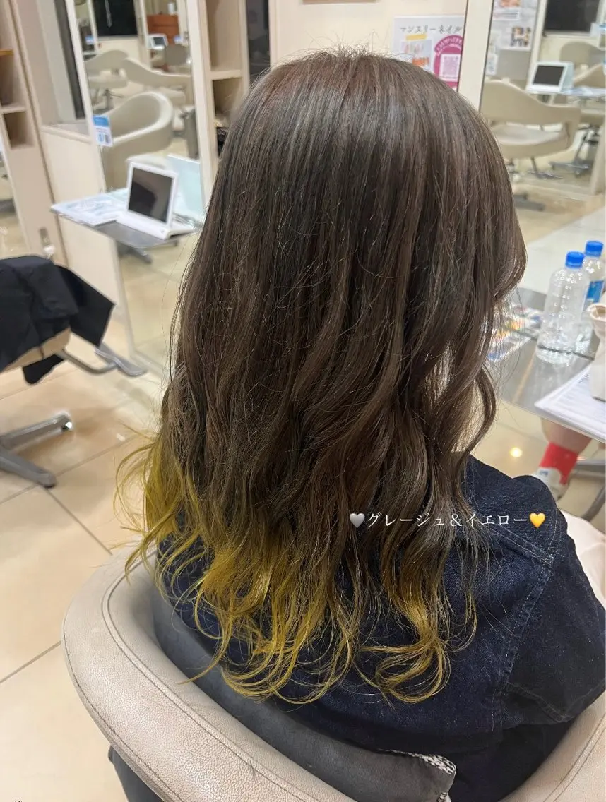 セミロング カラー ベージュカラー グレージュ イエローカラー LiTA 友田未来のヘアスタイル