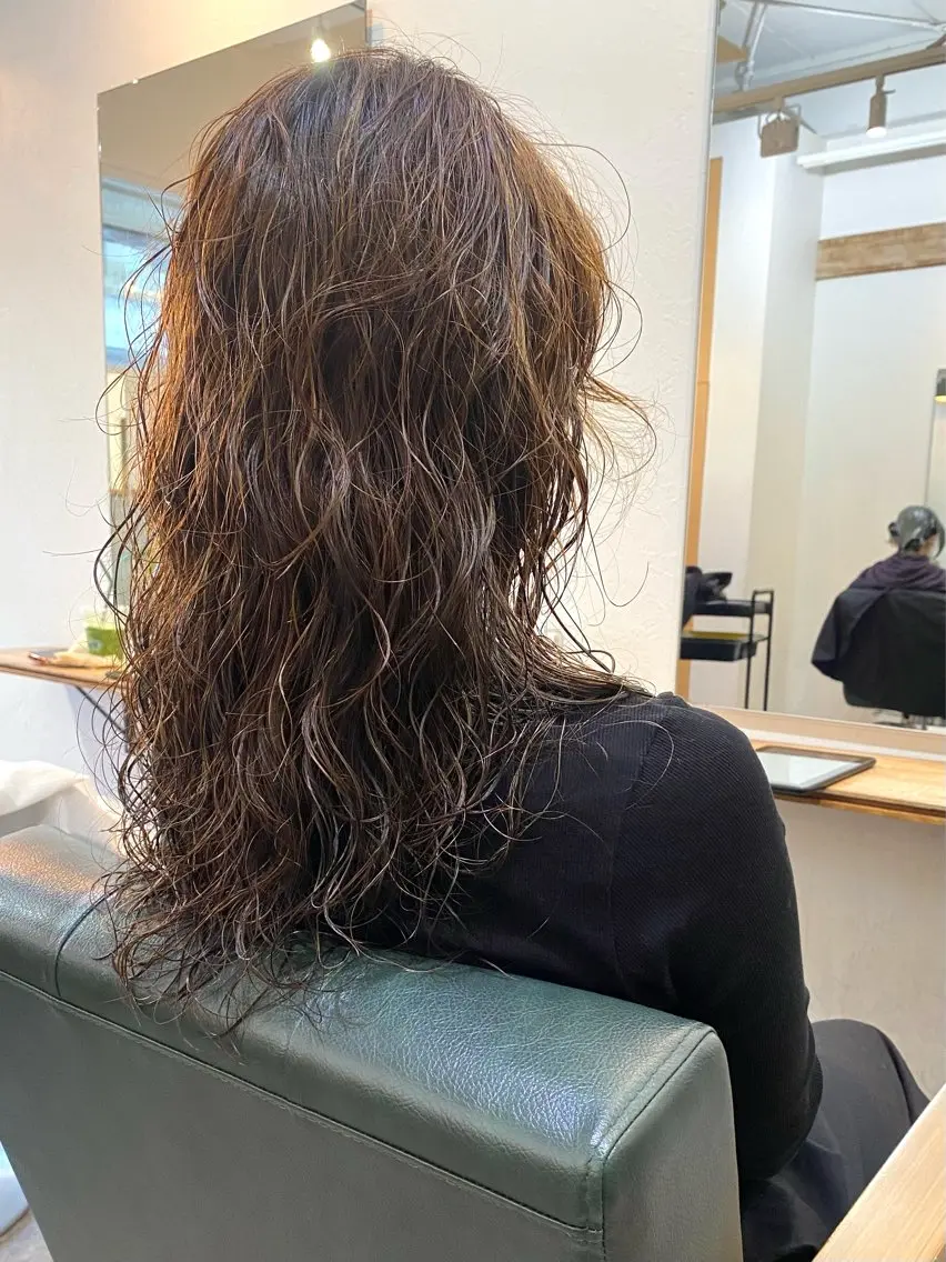 ロング カラー パーマ ベージュカラー ブラウンカラー ロング スパイラルパーマ カット ヘアカラー パーマ トリートメント 森貴裕/ベージュ/ パーマ/オリーブのヘアスタイル