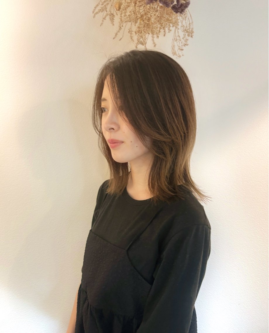 ミディアム くびれヘア 顔まわりレイヤー 顔周りカット レイヤーカット 荒牧 絵美のヘアスタイル