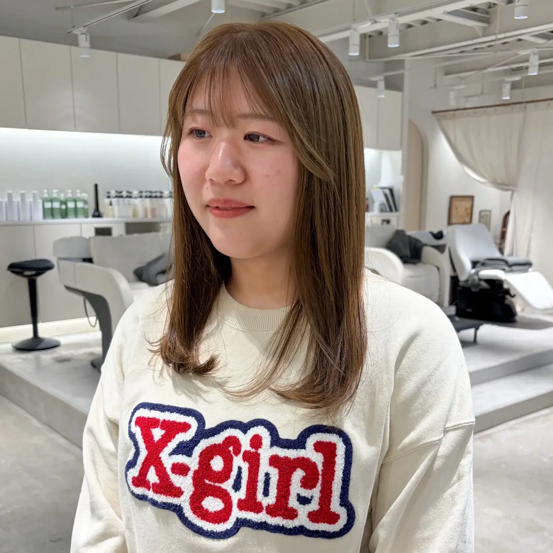 ロング カラー ベージュカラー オリーブベージュ ヘアカラー 周東 芽依のヘアスタイル