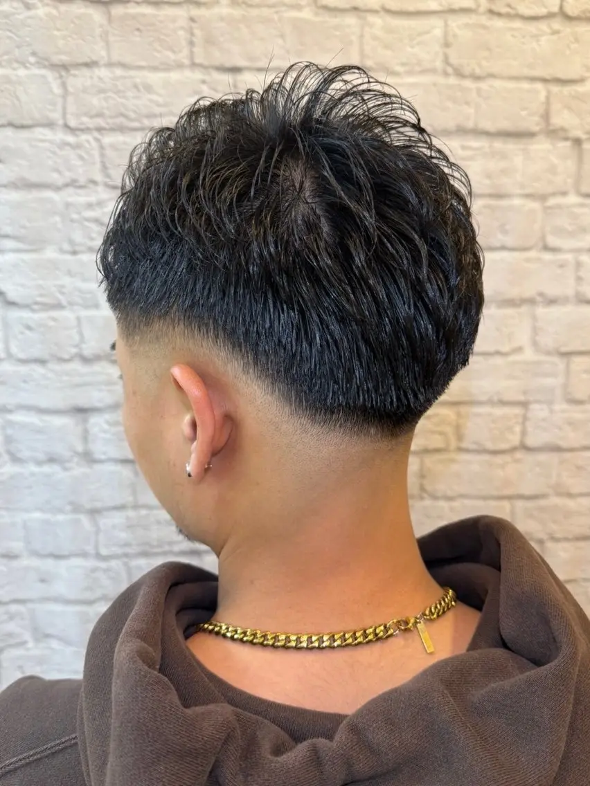 ショート パーマ メンズ フェードカット メンズパーマ ショートヘア 岡林 咲良のヘアスタイル
