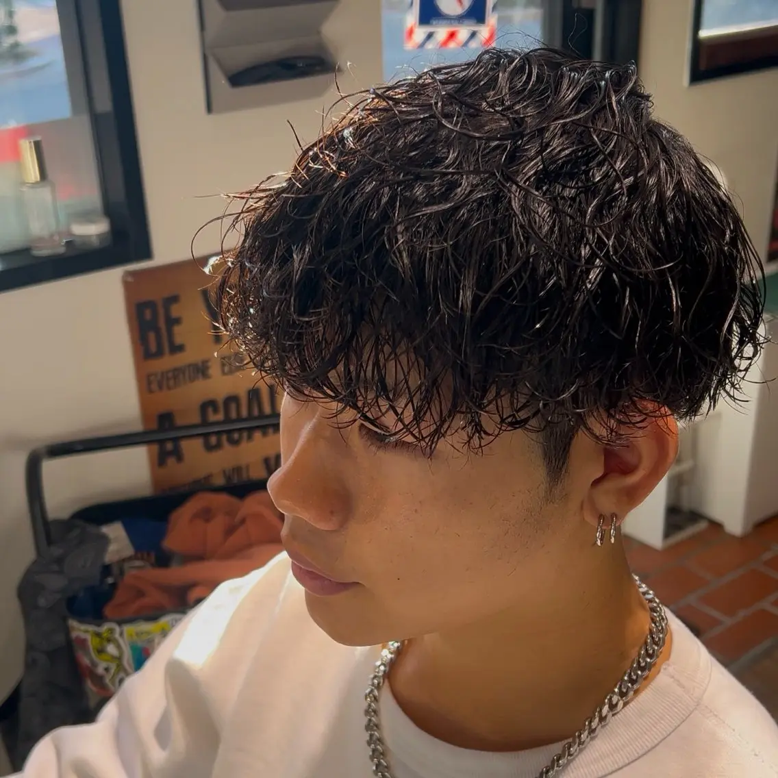 ショート パーマ メンズ センターパート ダウンパーマ カルマパーマ メンズ韓国風 メンズパーマ メンズサロンGRIT 店長　深山一平のヘアスタイル