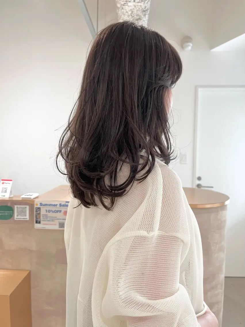 セミロング ラベンダーベージュ レイヤーカット ヘアカラー トリートメント 箱崎 凪沙のヘアスタイル