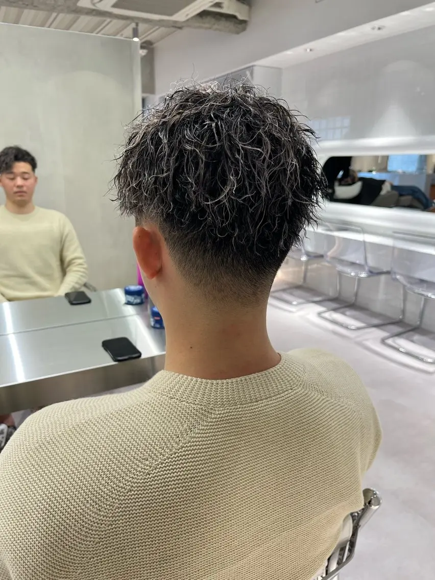 ショート カラー パーマ メンズ ⚡メンズパーマフ ェードカットTomyのヘアスタイル
