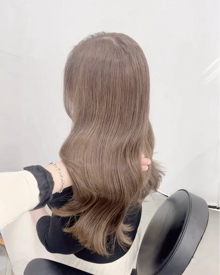 ミディアム カラー パーマ アッシュ アッシュグレー アッシュグレージュ ベージュカラー ブリーチ カット ヘアカラー 縮毛矯正 トリートメント akira｜ 透明感ベージュ｜梅田のヘアスタイル