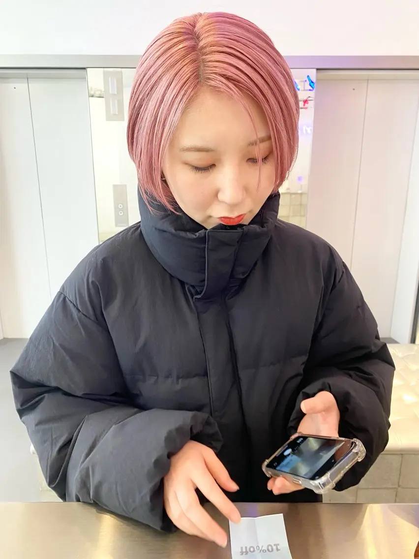 ミディアム カラー ヘアアレンジ ピンクカラー ホワイトピンク ヘアカラー 🎨ハイトーン/ 切りっぱなし みつきのヘアスタイル