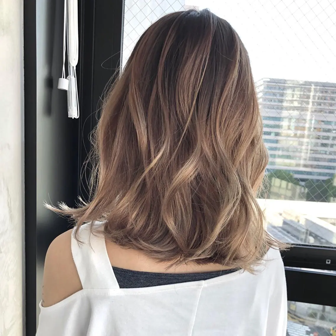 ミディアム カラー ヘアアレンジ バレイヤージュ ベージュカラー レイヤーカット ヘアカラー トリートメント TOMO GEEKS代表のヘアスタイル