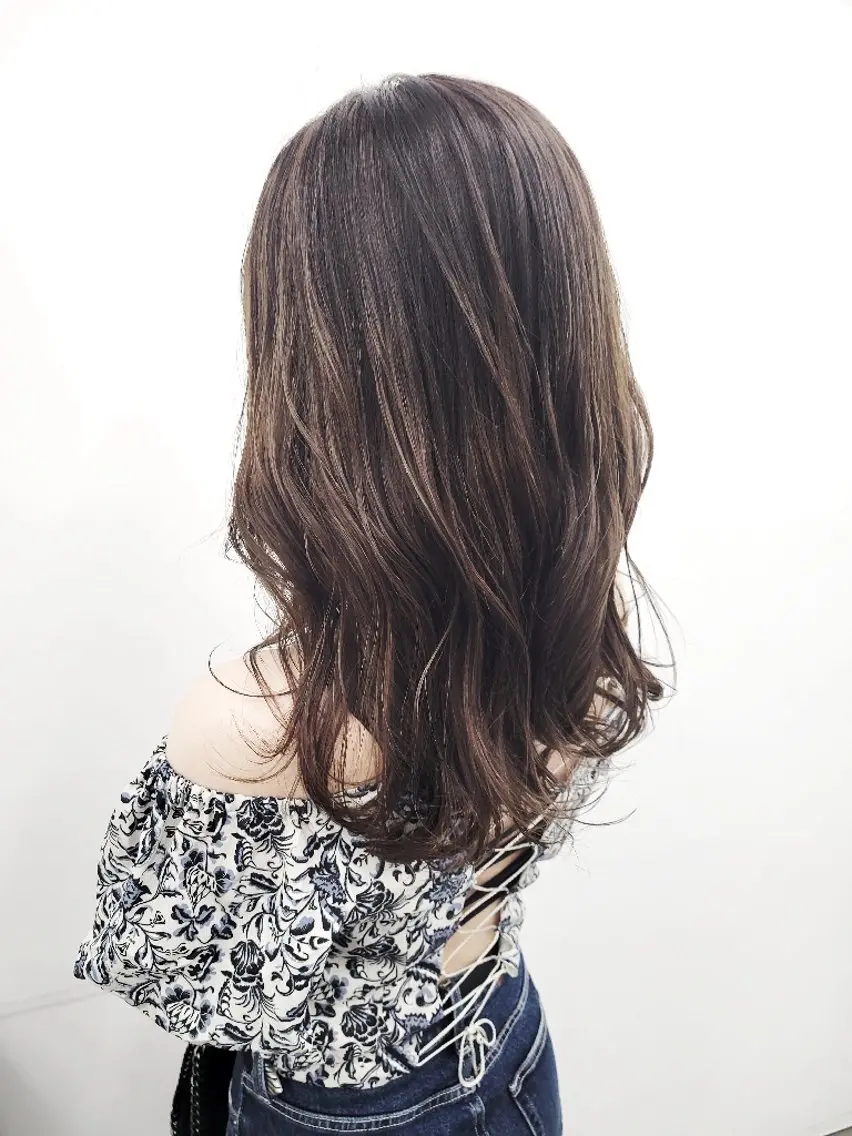 セミロング アッシュ ハイライト レイヤーカット カット ヘアカラー トリートメント 無藤 彩のヘアスタイル
