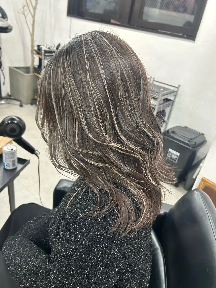 セミロング カラー ハイライトカラー ハイライト トリートメント RYOSUKE ハイトーンのヘアスタイル