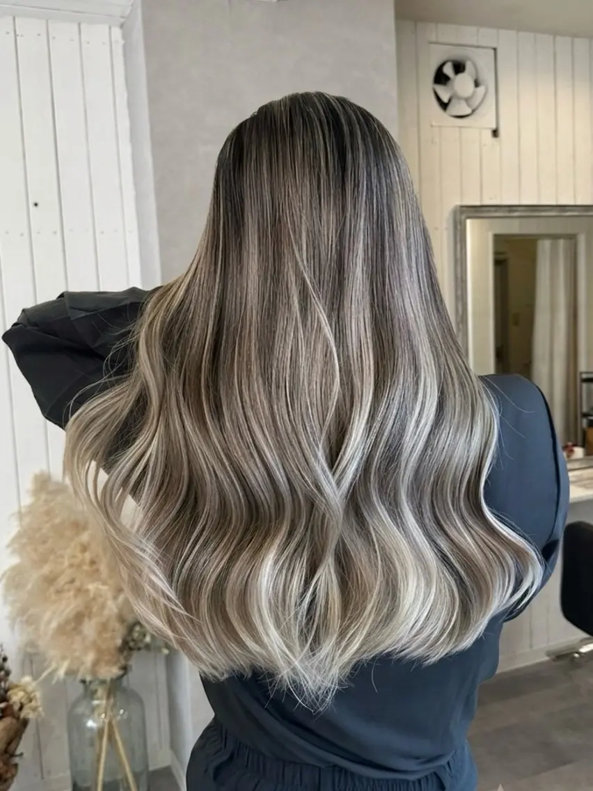 ロング カラー 透明感カラー グレージュ ハイライトカラー ハイライト ヘアカラー ハイトーン belle ナホのヘアスタイル