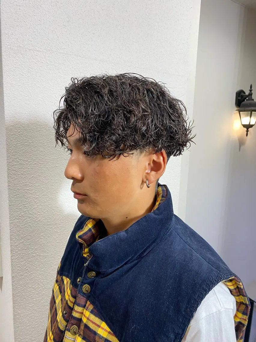 ミディアム パーマ メンズ かきあげバング メンズ特化 岸本 阪急六甲サロンドロイのヘアスタイル